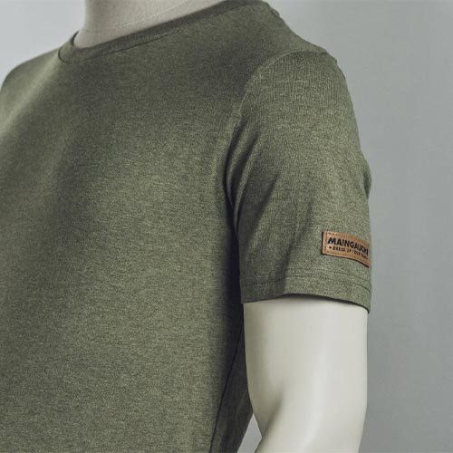 Etiquette en cuir synthétique apposée sur t-shirt vert kaki